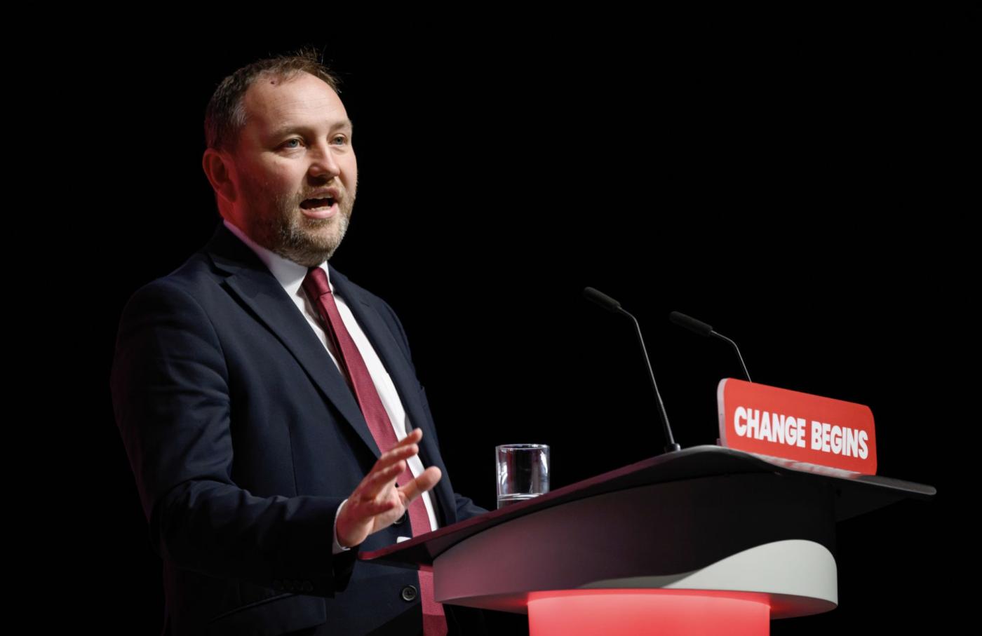 Le ministre britannique Ian Murray, député, parle de la réforme de la billetterie et de la taxe sur les sites de base