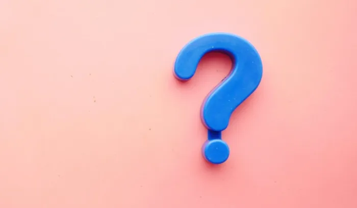 un point d'interrogation bleu sur fond rose