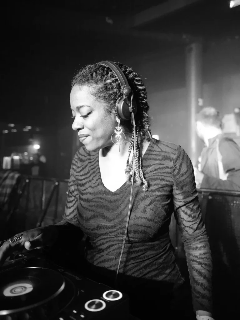 PARKETT PREMIERE : Écoutez le morceau ÆSTR sur Soft Chroma Recordings