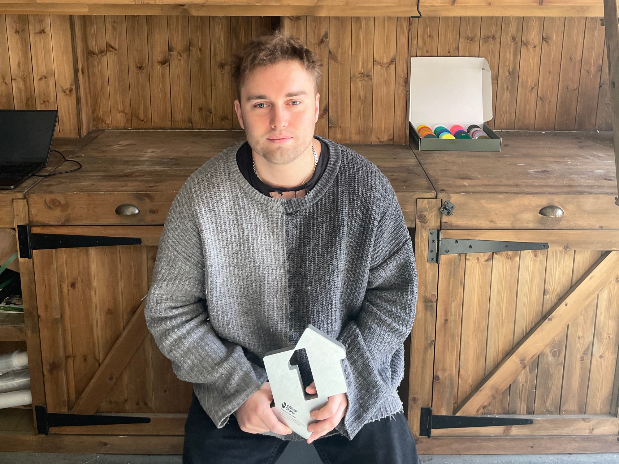 "Rein Me In" en tête du classement des singles britanniques... 35 semaines après sa sortie