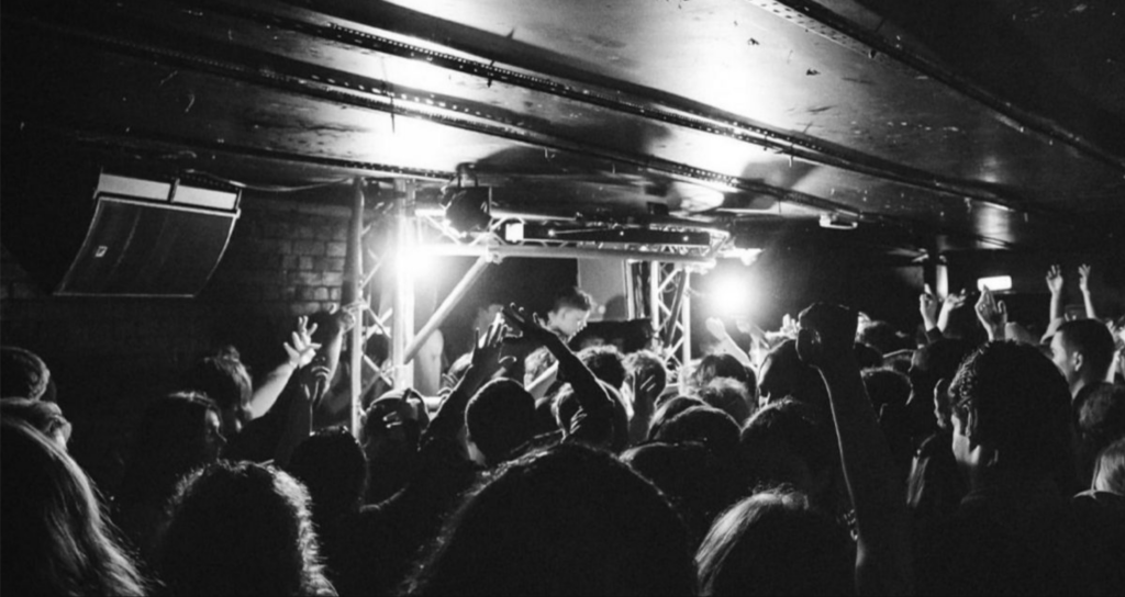 Un « succès mondial masquant une fragilité nationale » pour le secteur britannique de la musique électronique